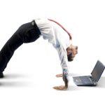 Flexibler Geschäftsmann mit Laptop
