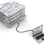 Laptop verbunden mit Zeitungsanzeigen Jobbörse